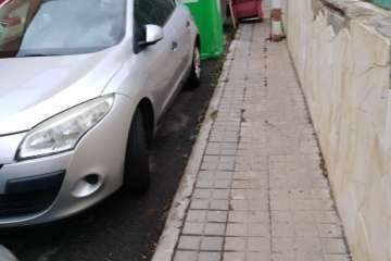 La calle de Ángel Guimerá, en Jinámar, un caos (Foto TA)