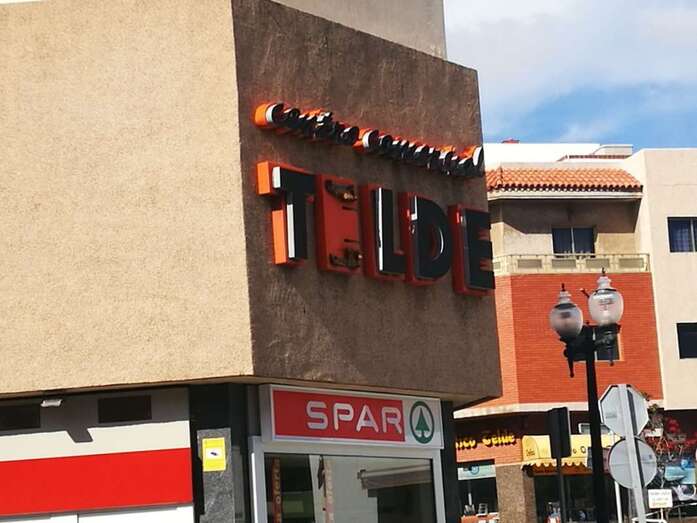 Letras del cartel comercial que se están cayendo (Foto TA)