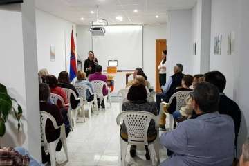 Charla de la doctora Glenda María Bautista en la sede de Más por Telde (Foto TA)