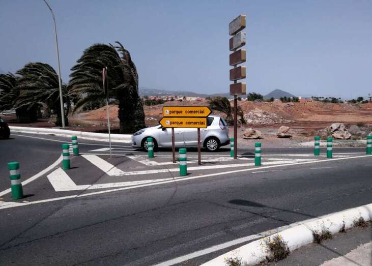 Imagen del cruce junto a la rotonda del parque de bomberos, donde reclaman la instalación de un paso de peatones (Foto TA)