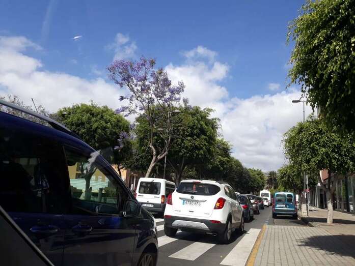 Las colas llegan hasta la Avenida del Cabildo, como se ve en una imagen tomada hace unos minutos (Foto TA)