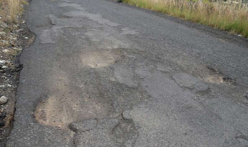 La carretera de Tara a Montaña Las Palmas, salpicada por los baches (Foto TA)