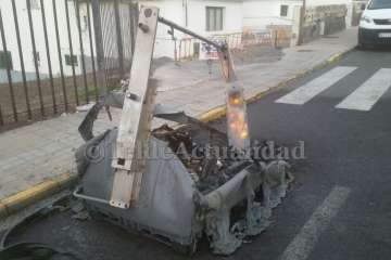 Arde un contenedor de basura en La Garita-Telde (Foto TA)