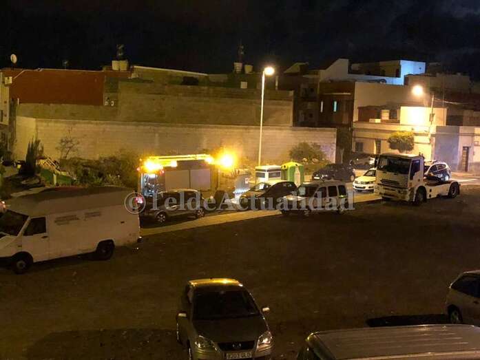Anoche ardió un contenedor en la calle de Ecuador (Foto TA)