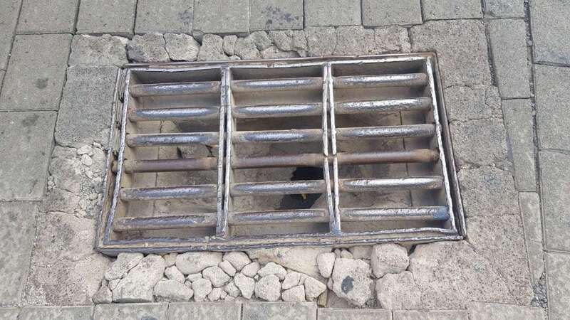 Mal estado de la rejilla de la red de recogida de aguas pluviales (Foto TA)