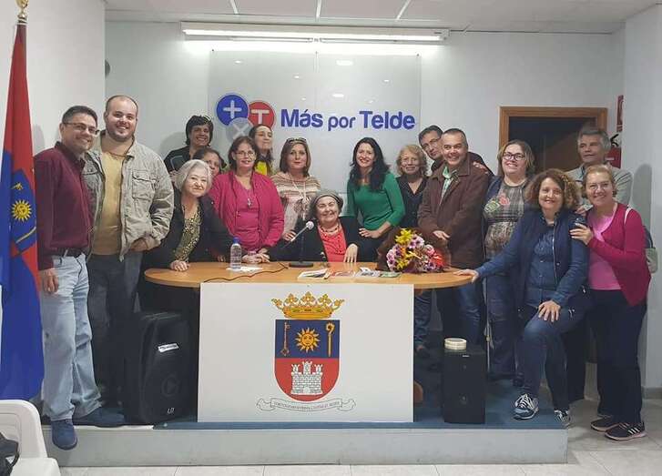 La escritora y narradora oral Pepa Aurora con los asistentes a la interesante charla (Foto TA)