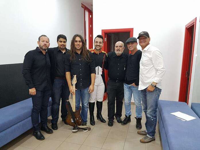La banda El Último y los García, momentos antes de su actuación anoche en el Teatro de Telde (Foto TA)