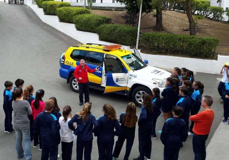 Un vehículo del 1-1-2 en el colegio teldense (Foto TA)