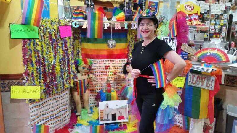 Celina Mendoza, delante del rinconcito dedicado a la fiesta Maspalomas Gay Pride 2018 (Foto TA)
