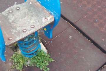 El parque infantil de la V fase del Valle de Jinámar, en mal estado (Foto TA)