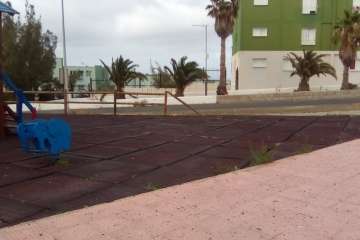 El parque infantil de la V fase del Valle de Jinámar, en mal estado (Foto TA)