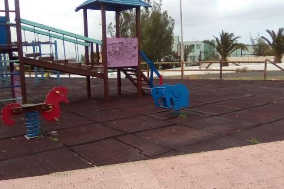 El parque infantil de la V fase del Valle de Jinámar, en mal estado (Foto TA)