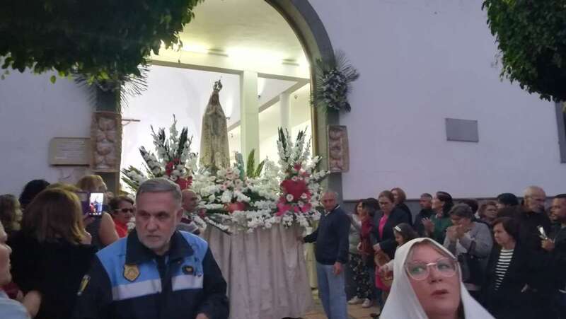 La procesión, en el momento de la salida del trono de la Virgen de la iglesia (Foto TA)