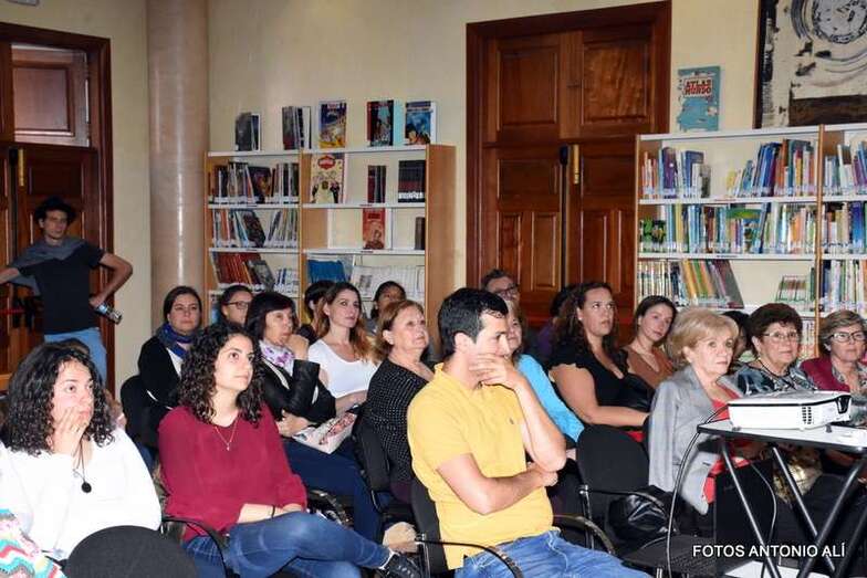 Asistentes al acto de anoche en la Biblioteca Pública Saulo Torón (Foto Antonio Alí)