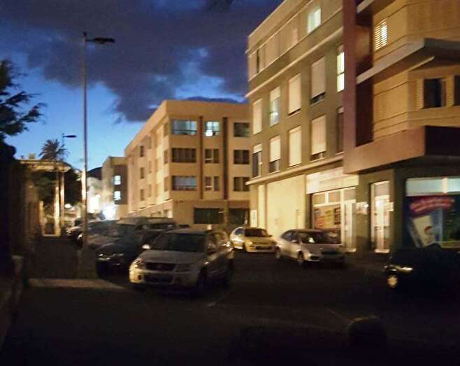 La calle de Cronista Antonio Hernández Rivero, esta noche sin luz (Foto TA)