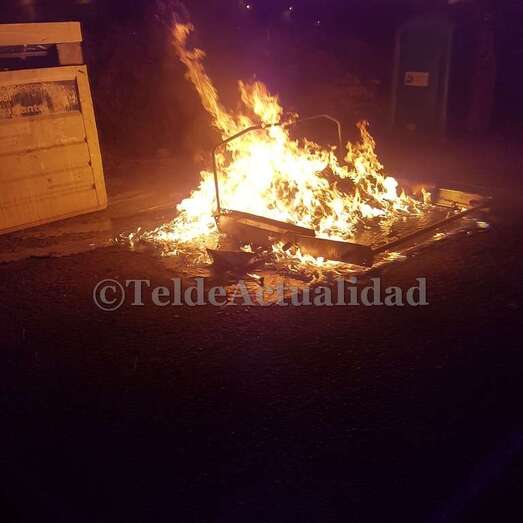 El contenedor resultó pasto de las llamas en cuestión de minutos, esta madrugada en la plaza de Jinámar (Foto TA)