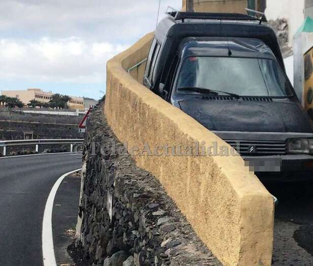 La furgoneta quedó encajonada en la estrecha y pendiente calle (Foto TA)