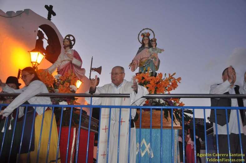 El párroco Eugenio Peñate agradeció la ofrenda de los vecinos (Foto Teldeenfiestas)