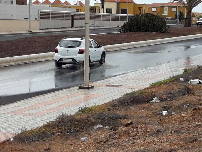 Un vehículo por el vertido de aguas fecales, esta mañana en el vial costero (Foto TA)