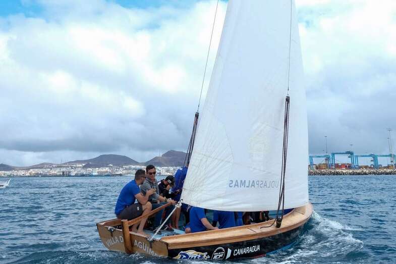 Pablo Rodríguez se embarcó en un bote y se puso a su mando (Foto TA)