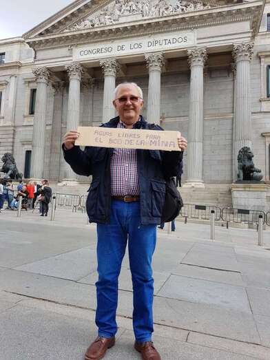 Elitio Jiménez, miembro de Turcón con una pequeña pancarta delante del Congreso de los Diputados