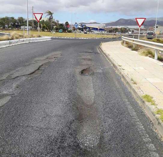 Profundos socavones en el tramo próximo a la rotonda del nuevo Mercadona, en Salinetas (Foto TA)