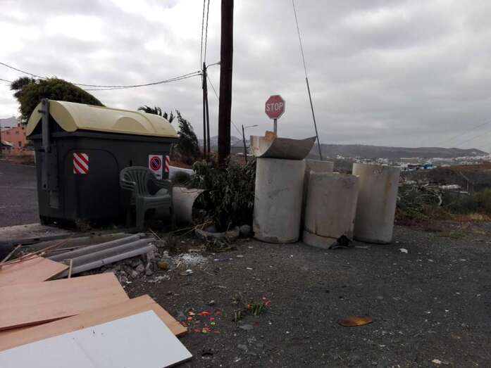 Bidones de uralita en un punto de recogida de basura (Foto TA)