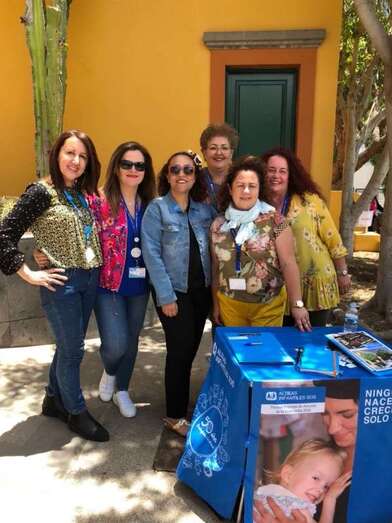 Colaboradoras de Aldeas Infantiles en Telde, ayer durante la jornada de puertas abiertas (Foto TA)