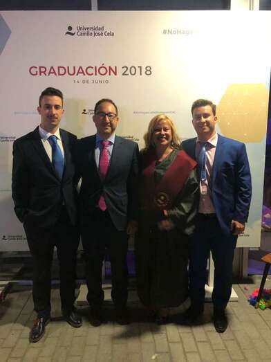 La nueva titulada en Derecho con su esposo e hijos, en el acto de este jueves (Foto TA)