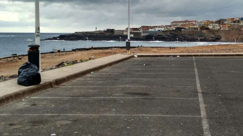 Las bolsas de basura se acumulan en el aparcamiento, especialmente durante los fines de semana (Foto TA)