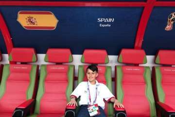 Un niño de Telde, en el césped del partido entre España e Irán (Foto TA)