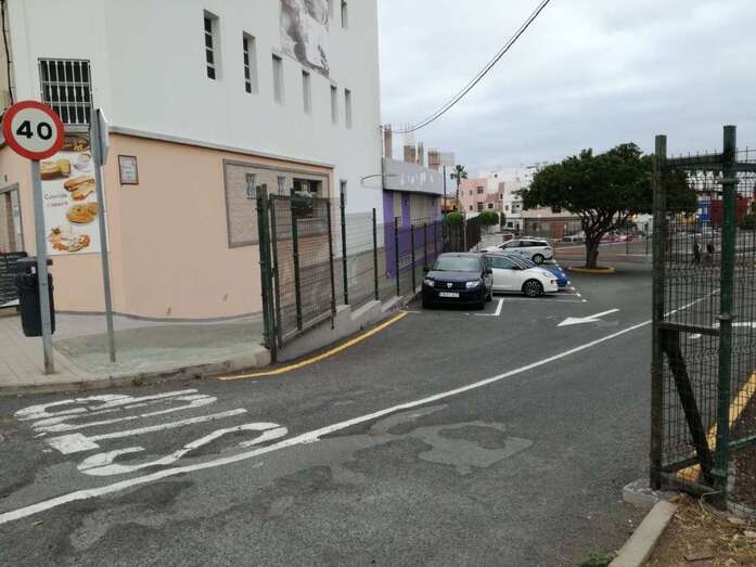 La entrada por la puerta principal solo está habilitada para vehículos (Foto TA)