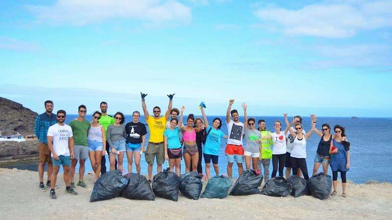 Participantes en la campaña de limpieza del pasado viernes (Foto TA)