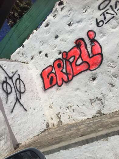 Grafitis y pintadas en una tapia histórica del enclave monumental de San Francisco (Foto TA)