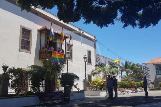  La bandera arcoiris toma sitio en la balconada de las Casas Consistoriales de Telde (Foto TA)