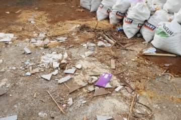 Sacos de escombros en una vía pública del Valle de Jinámar (Foto TA)