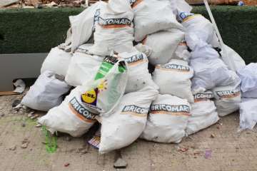 Sacos de escombros en una vía pública del Valle de Jinámar (Foto TA)