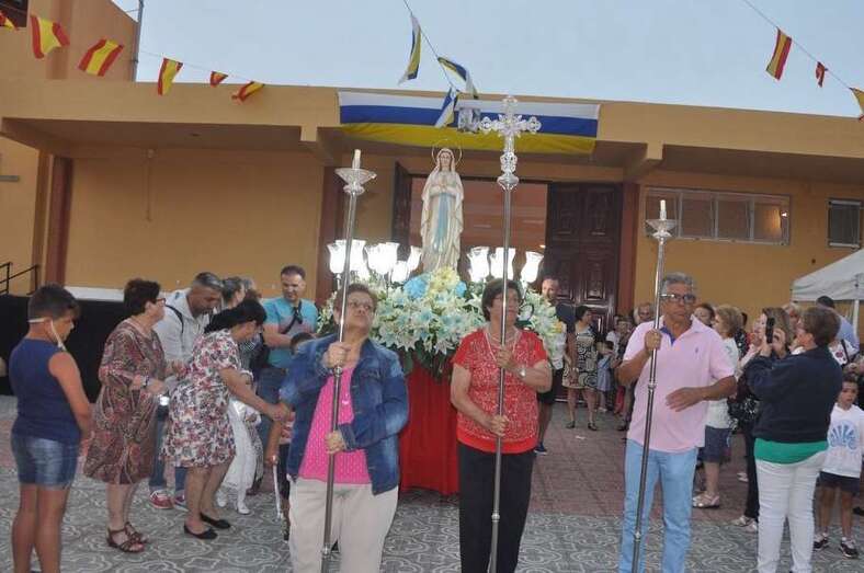 Momento en que sale del templo la Virgen de Lourdes (Foto TA)