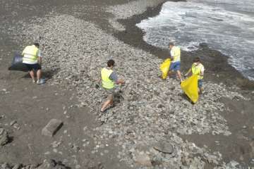 Voluntarios limpian la playa de La Restinga (Foto TA)