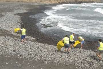 Voluntarios limpian la playa de La Restinga (Foto TA)