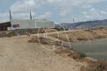 Voluntarios limpian la playa de La Restinga (Foto TA)