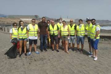 Voluntarios limpian la playa de La Restinga (Foto TA)