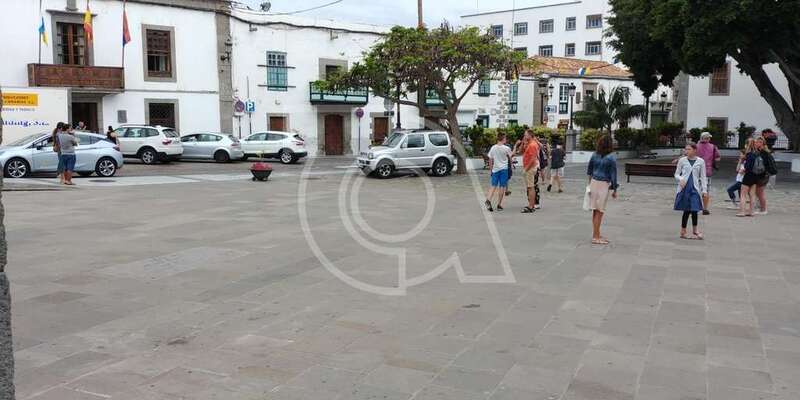 El vehículo invadió la plaza en su recorrido y se empotró con un parterre (Foto TA)
