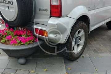 Un vehículo pierde el freno mano y se empotra en la plaza de San Juan (Foto TA)