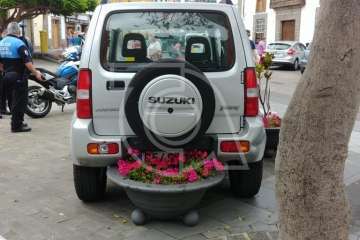 Un vehículo pierde el freno mano y se empotra en la plaza de San Juan (Foto TA)