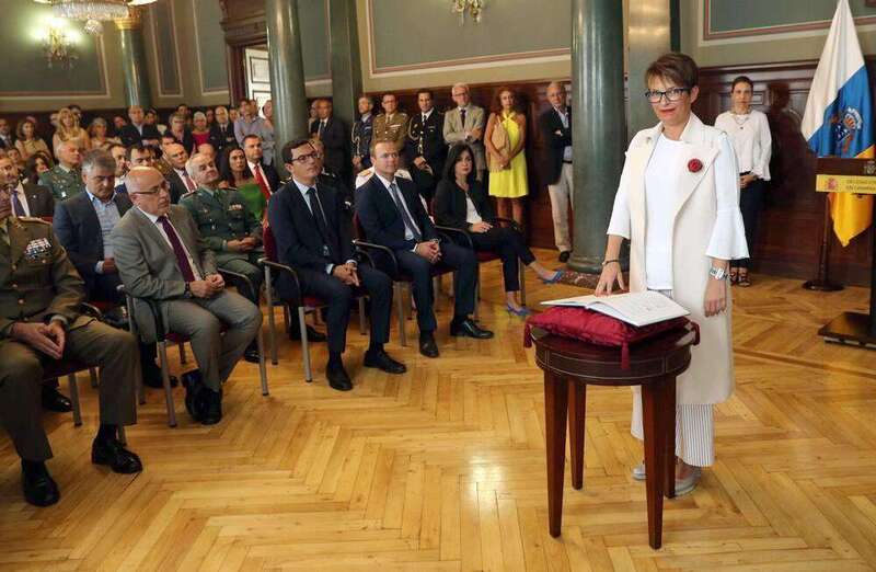 Momento de la toma de posesión de Elena Máñez (Foto TA)