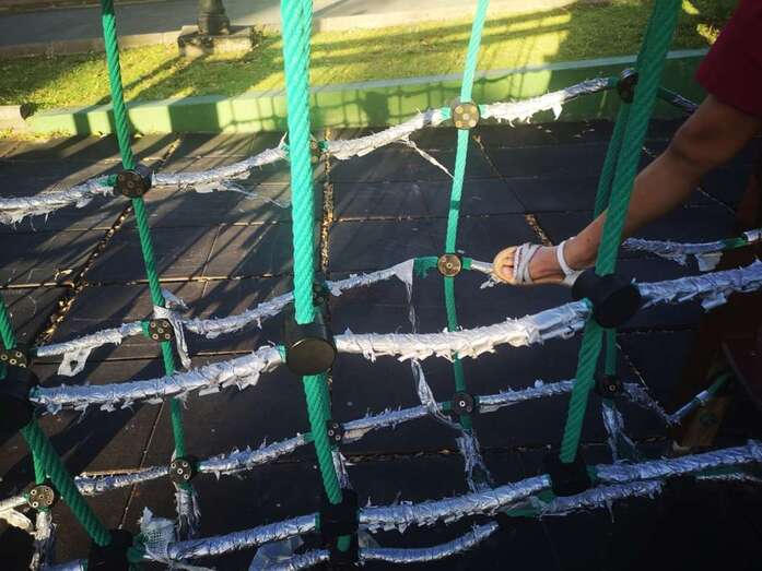 Cinca americana para remendar uno de los juegos infantiles del parque Arnao (Foto TA)