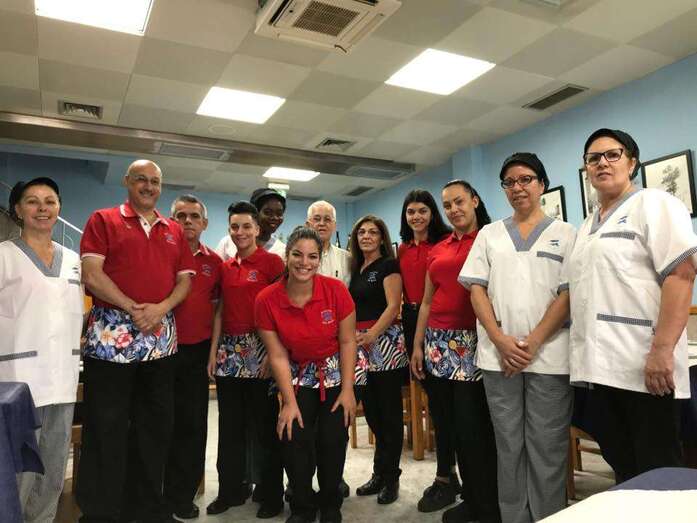 Imagen de archivo de Pedro Cruz con sus empleados (Foto TA)