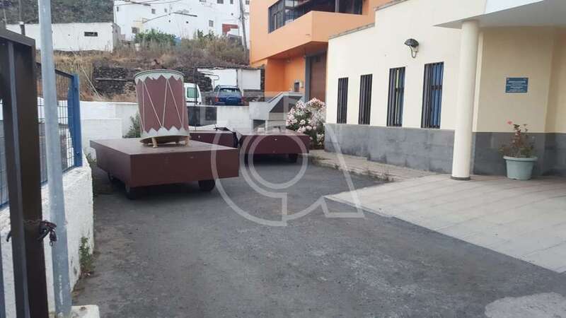 Carrozas ocupando parte del parquin del Consultorio Médico de Lomo Magullo desde el pasado sábado (Foto TA)