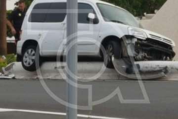  Una furgoneta impacta contra la rotonda de Daora, en el casco de Telde (Foto TA)